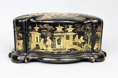 null Coffret (boîte à couture) en bois laqué noire et or

Chine, Canton, fin du XIXème-début...