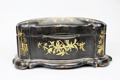 null Coffret (boîte à couture) en bois laqué noire et or

Chine, Canton, fin du XIXème-début...