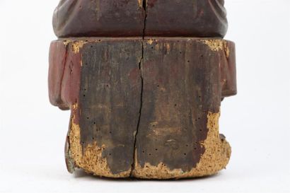 null CHINE DU SUD, XIXème siècle.

Statue de moine en bois laqué rouge et or représenté...