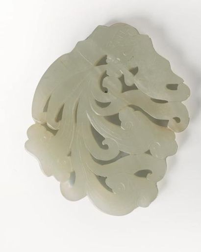 null CHINE, dynastie Qing, XIXème siècle.

Deux pendentifs en jade céladon pâle.

L'un...