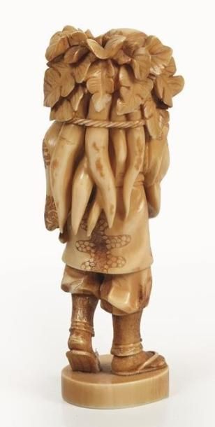 null JAPON, vers 1910/1920.

Okimono en ivoire sculpté.

Représentant un paysan portant...