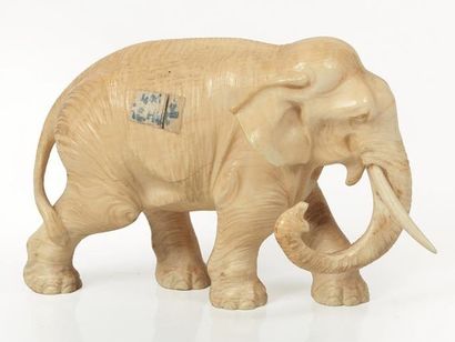 null JAPON, circa 1900-1910.

Eléphant en ivoire sculpté.

Sculpté au naturel, représenté...
