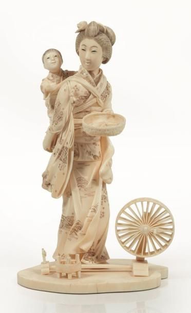 null JAPON, circa 1900-1910.

Okimono en ivoire.

Représentant une femme vêtue d'un...