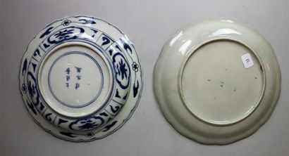 null JAPON, XVIIème-XVIIIème siècle.

Deux assiettes en porcelaine bleu blanc.

Lobées,...