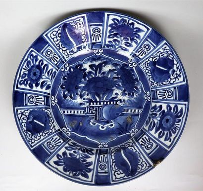 null JAPON, époque Edo, fin du XVIIème siècle.

Grand plat en porcelaine bleu blanc...
