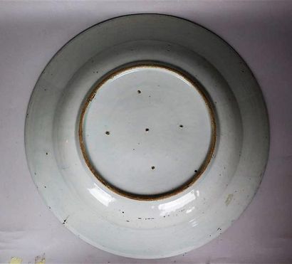 null JAPON, époque Edo, fin du XVIIème siècle.

Grand plat en porcelaine bleu blanc...