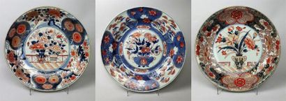 null JAPON, époque Edo, XVIIIème siècle.

Trois plats en porcelaine Imari.

Les trois...