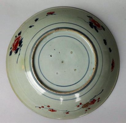 null JAPON, époque Edo, XVIIIème siècle.

Trois plats en porcelaine Imari.

Les trois...