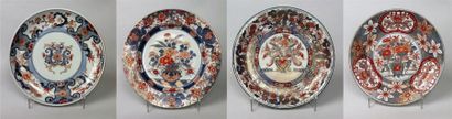 null JAPON, époque Edo, XVIIIème siècle.

Quatre petits plats en porcelaine Imari.

Trois...