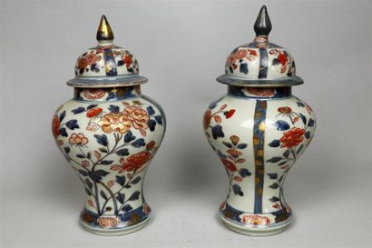 null JAPON, XVIIIème siècle.

Paire de petits potiches couvertes en porcelaine Imari.

Balustre,...