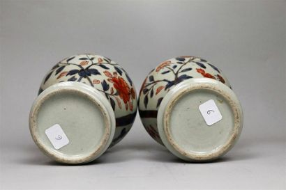 null JAPON, XVIIIème siècle.

Paire de petits potiches couvertes en porcelaine Imari.

Balustre,...