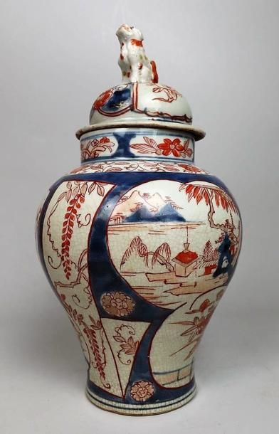 null JAPON, XVIIIème siècle.

Petite potiche couverte en porcelaine Imari.

A décor...