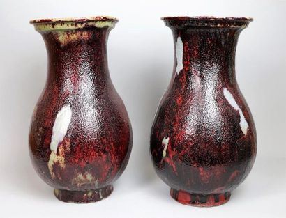 null JAPON, fin du XIXème siècle.

Paire de vases en grès émaillé brun, rouge et...
