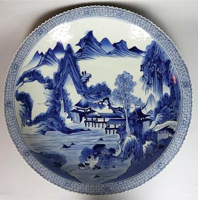 null JAPON, époque Meiji, XIXème siècle.

Grand plat en porcelaine bleu blanc.

A...