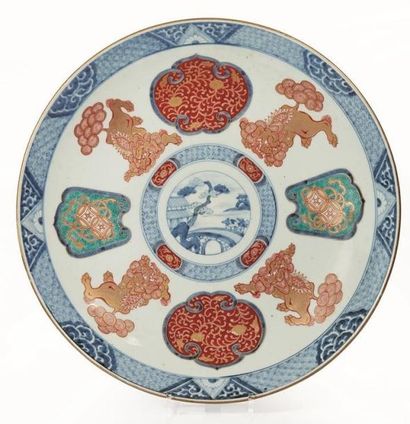 null JAPON, XIXème siècle.

Grand plat en porcelaine Imari.

Décoré au centre d'un...