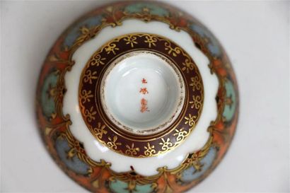 null JAPON, début du XXème siècle.

Pot couvert en porcelaine Kutani.

Reposant sur...