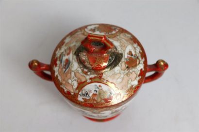 null JAPON, début du XXème siècle.

Pot couvert en porcelaine Kutani.

Reposant sur...