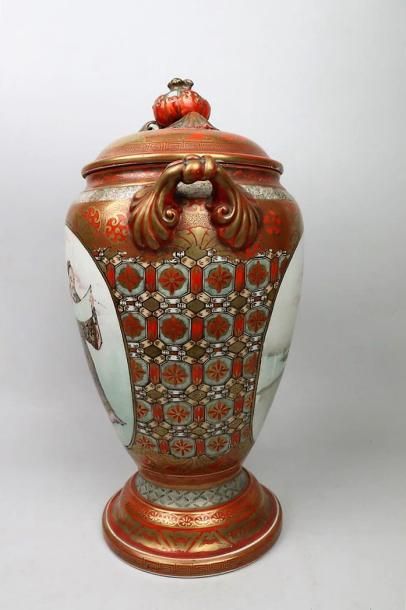 null JAPON, circa 1900.

Vase couvert en porcelaine Kutani.

Balustre, orné de grands...