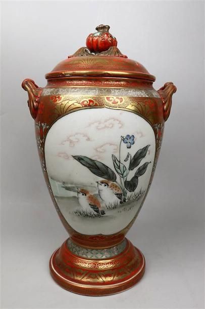 null JAPON, circa 1900.

Vase couvert en porcelaine Kutani.

Balustre, orné de grands...