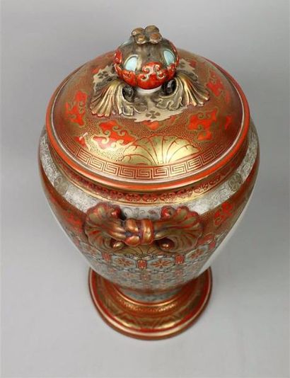 null JAPON, circa 1900.

Vase couvert en porcelaine Kutani.

Balustre, orné de grands...