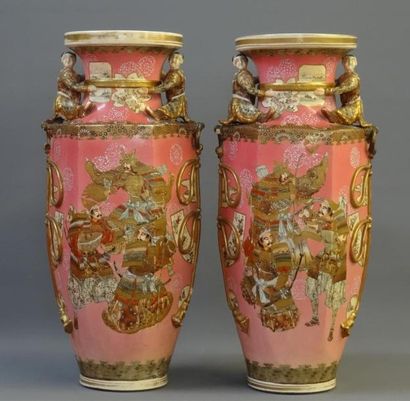 null JAPON, début du XXème siècle.

Paire de vases en faïence Satsuma.

De forme...