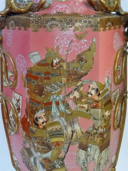 null JAPON, début du XXème siècle.

Paire de vases en faïence Satsuma.

De forme...