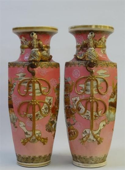 null JAPON, début du XXème siècle.

Paire de vases en faïence Satsuma.

De forme...