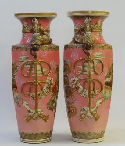 null JAPON, début du XXème siècle.

Paire de vases en faïence Satsuma.

De forme...