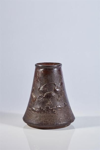 null JAPON, époque Meji, fin du XIXe siècle

Vase en fonte de fer

Tronconique, à...
