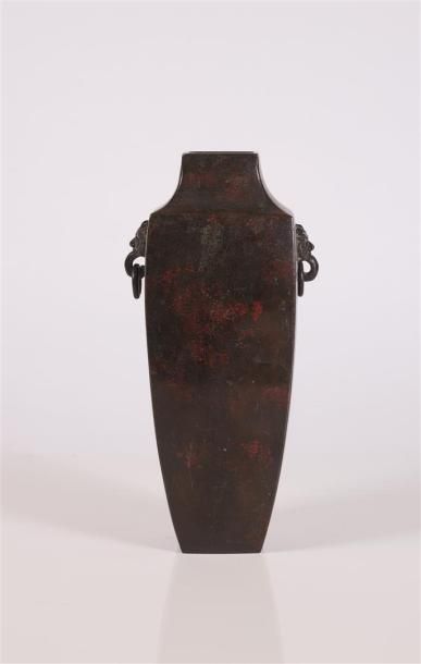 null JAPON, époque Meiji, fin du XIXème siècle 

Vase en bronze

De forme quadrangulaire...
