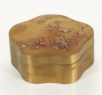null JAPON, Epoque Meiji, XIXème siècle.

Boîte couverte en cuivre incrusté.

En...