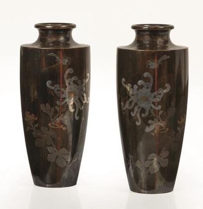 null JAPON, début du XXème siècle.

Paire de vases en bronze incrusté de cuivre,...