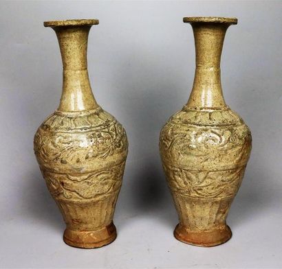 null VIETNAM, XIXème siècle .

Paire de vases en grès émaillé céladon.

Balustres,...