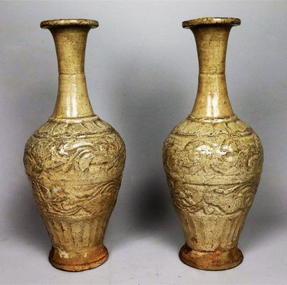 null VIETNAM, XIXème siècle .

Paire de vases en grès émaillé céladon.

Balustres,...