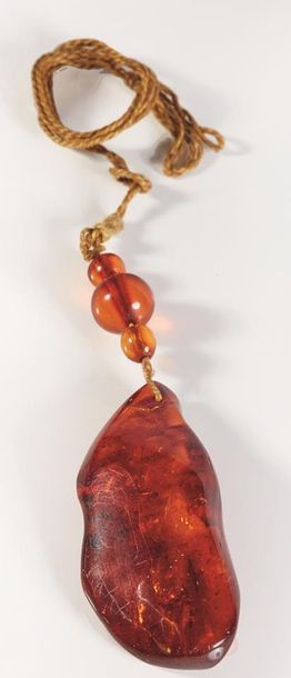 null CHINE, fin du XIXème siècle.

Pendentif en ambre.

Sculpté en forme de galet...