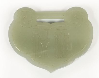 null Chine, fin du XIXème-début du XXème siècle.

Pendentif en jade céladon en forme...
