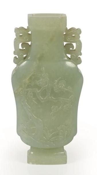 null CHINE, XIXème-XXème siècle.

Petit vase en jade céladon.

Balustre, sculpté...