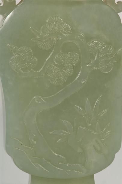 null CHINE, XIXème-XXème siècle.

Petit vase en jade céladon.

Balustre, sculpté...