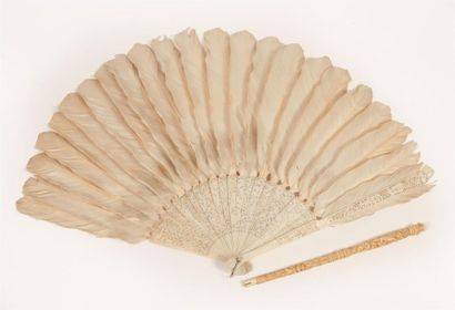null CHINE, fin du XIXème siècle.

Éventail et manche d'ombrelle en ivoire de Canton....