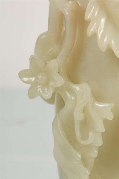 null CHINE, début du XXème siècle.

Vase couvert en jade céladon pâle.

En forme...