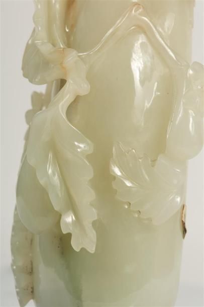 null CHINE, début du XXème siècle.

Vase couvert en jade céladon pâle.

En forme...