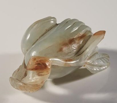 null CHINE, début du XXème siècle

Pendentif en jade céladon pâle et rouille

Sculpté...