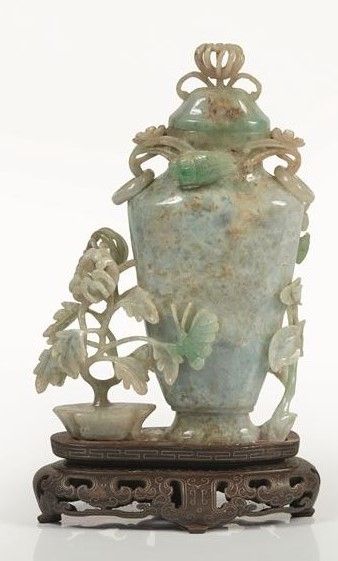 null CHINE, XXème siècle.

Vase couvert en jadéite.

De forme balustre, à décor sculpté...