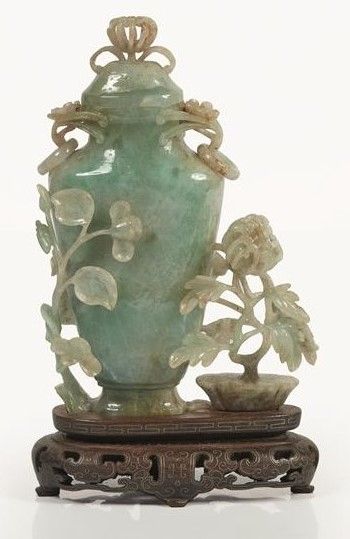 null CHINE, XXème siècle.

Vase couvert en jadéite.

De forme balustre, à décor sculpté...