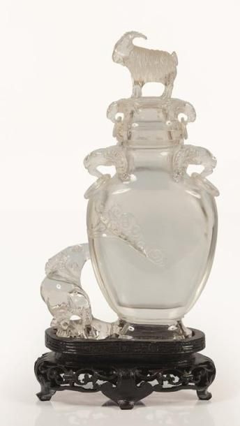 CHINE, XXème siècle. 
Vase couvert en cristal...