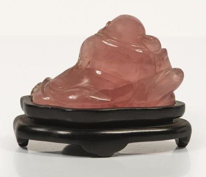 null CHINE, XXème siècle.

Statuette de budai en quartz rose sculpté représenté assis,...
