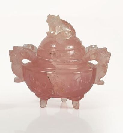 null CHINE, XXème siècle.

Brûle-parfum couvert en quartz rose.

Les anses sculptées...