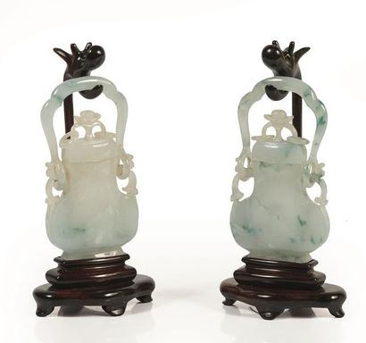 null CHINE, XXème siècle.

Paire de petits vases couverts en jadéite.

De forme balustre,...