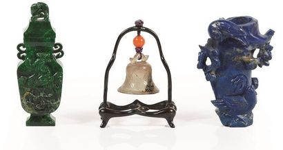 CHINE, XXème siècle.

Un petit vase en lapis-lazuli,...