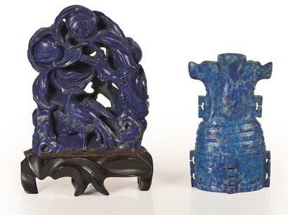 null CHINE, XXème siècle.

Petit vase et groupe en lapis-lazuli sculpté.

Le vase...